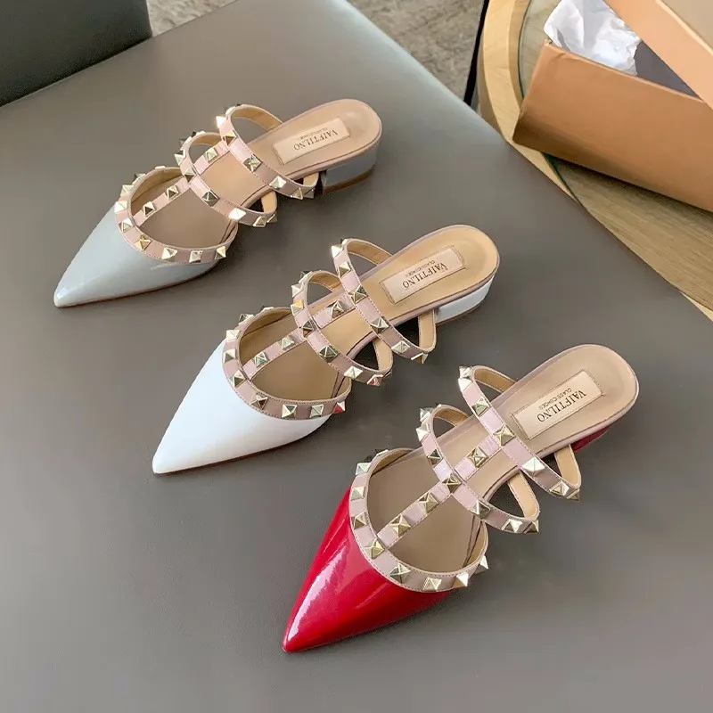 2024 New Summer Slippers Pointed Low Heels Fashion Thick Heel Riveted Ribbon Colored Women's Pointed Slippers Patent Leather
2024 New Summer Slippers Pointed Low Heels Fashion Thick Heel Riveted Ribbon Colored Women's Pointed Slippers Patent Leather