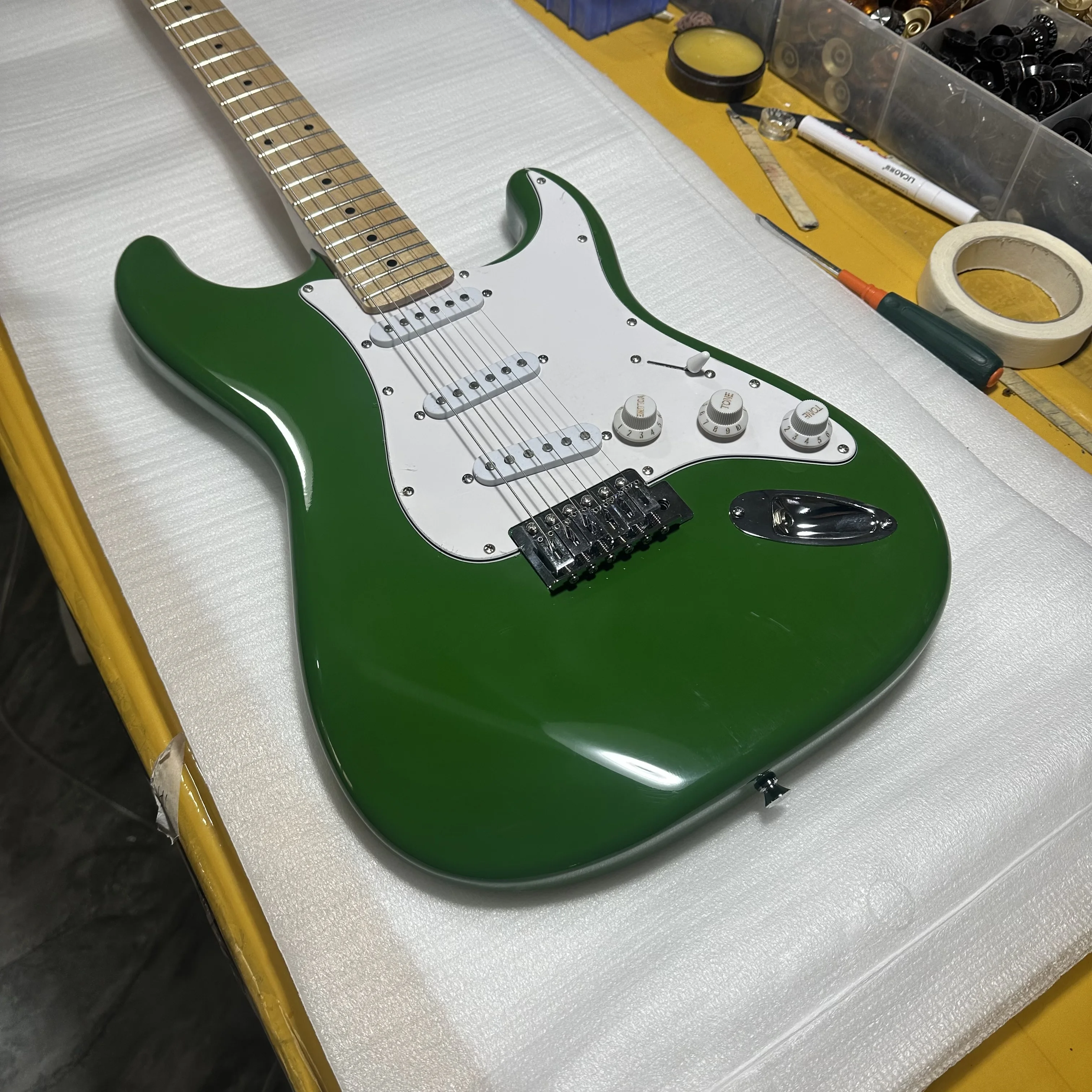 ST Electric Guitar with White Pickguard, Maple Fingerboard, Green Color, Chrome Hardware, High Quality, Free Shipping
ST Electric Guitar with White Pickguard, Maple Fingerboard, Green Color, Chrome Hardware, High Quality, Free Shipping