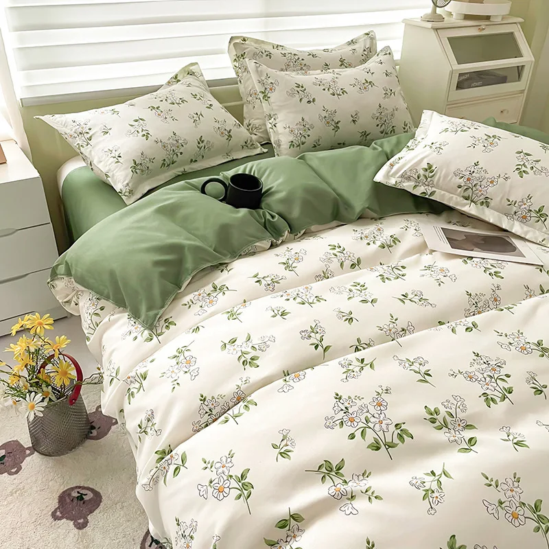 Thickened and trimmed simple four-piece autumn and winter gift three-piece bed sheet and quilt set for student dormitory
Thickened and trimmed simple four-piece autumn and winter gift three-piece bed sheet and quilt set for student dormitory