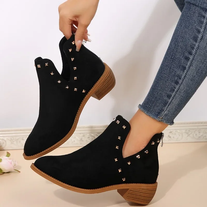 Женские ботинки с заклепками, без шнуровки, с острым носком
Женские ботинки с заклепками, без шнуровки, с острым носком
