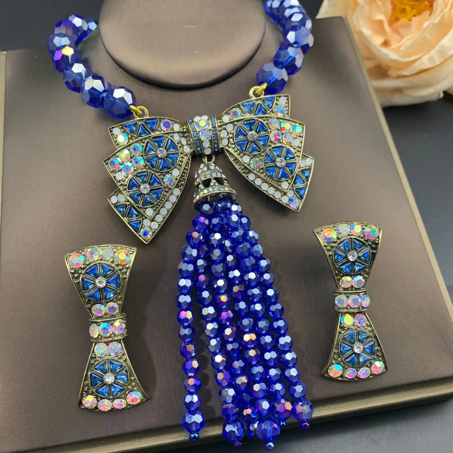 

Medieval new bow beaded glass necklace luxury exaggerated blue rhinestone fringe necklace fashion women's banquet jewelry