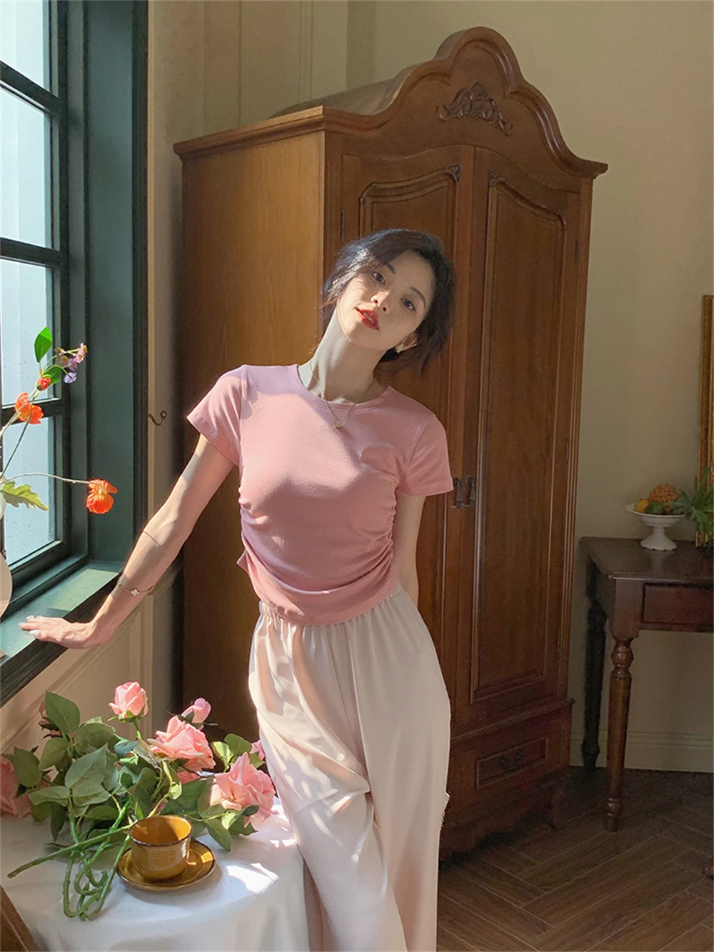 2023 New Spring/Summer Women's Design Feeling Pleated Slim Shoulder T-shirt Basic Versatile Top
2023 New Spring/Summer Women's Design Feeling Pleated Slim Shoulder T-shirt Basic Versatile Top