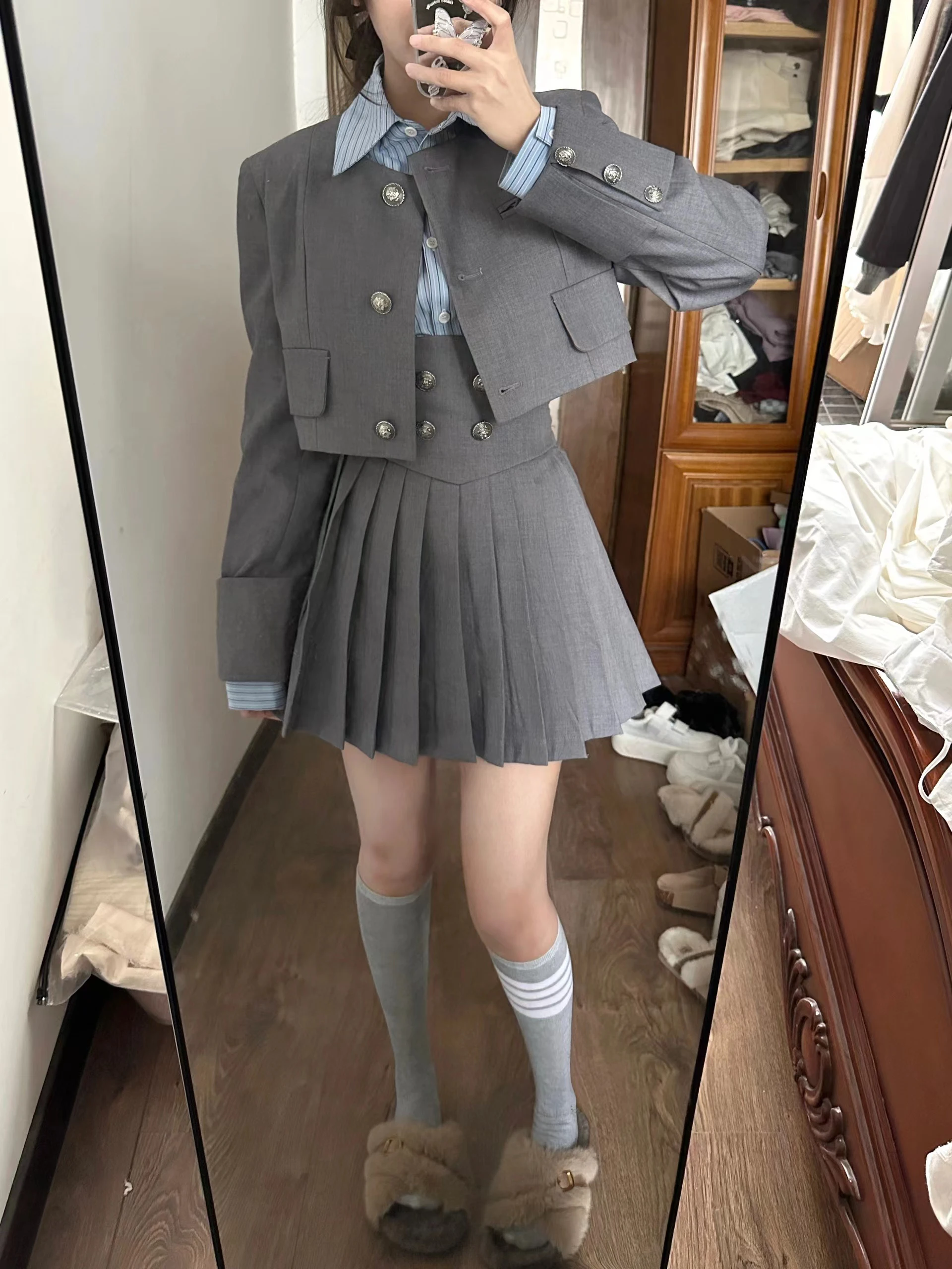 UNXX Autumn Grey Academy Style Set Women Short Blazer Jacket Pleated Midi Skirt Elegant Uniform 2 Pieces Fashionable Female suit
UNXX Autumn Grey Academy Style Set Women Short Blazer Jacket Pleated Midi Skirt Elegant Uniform 2 Pieces Fashionable Female suit