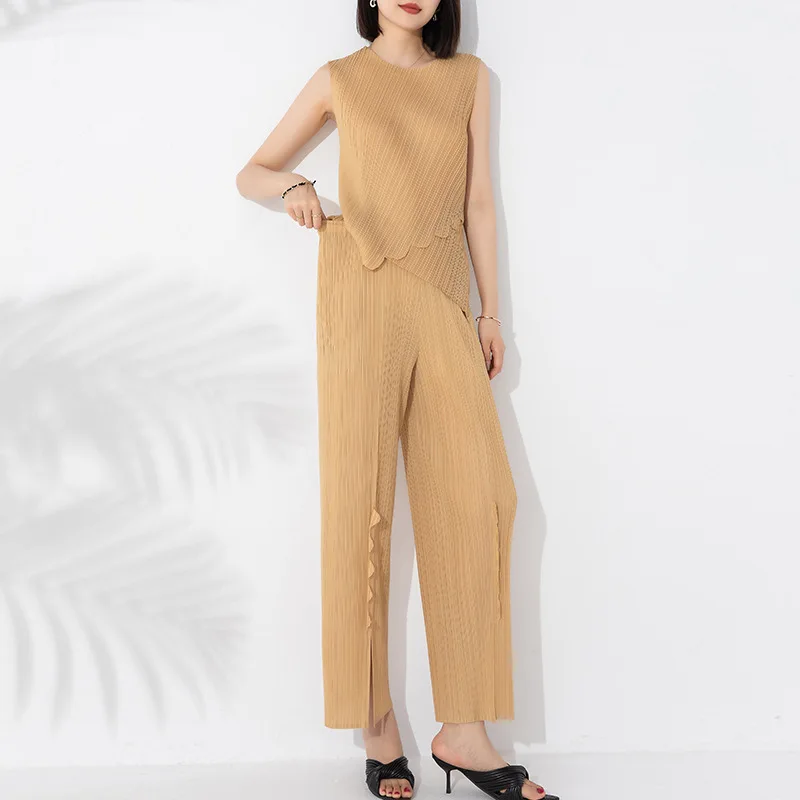 Fashion temperament set women 2023 summer new sleeveless vest top pleated slit pants
Fashion temperament set women 2023 summer new sleeveless vest top pleated slit pants