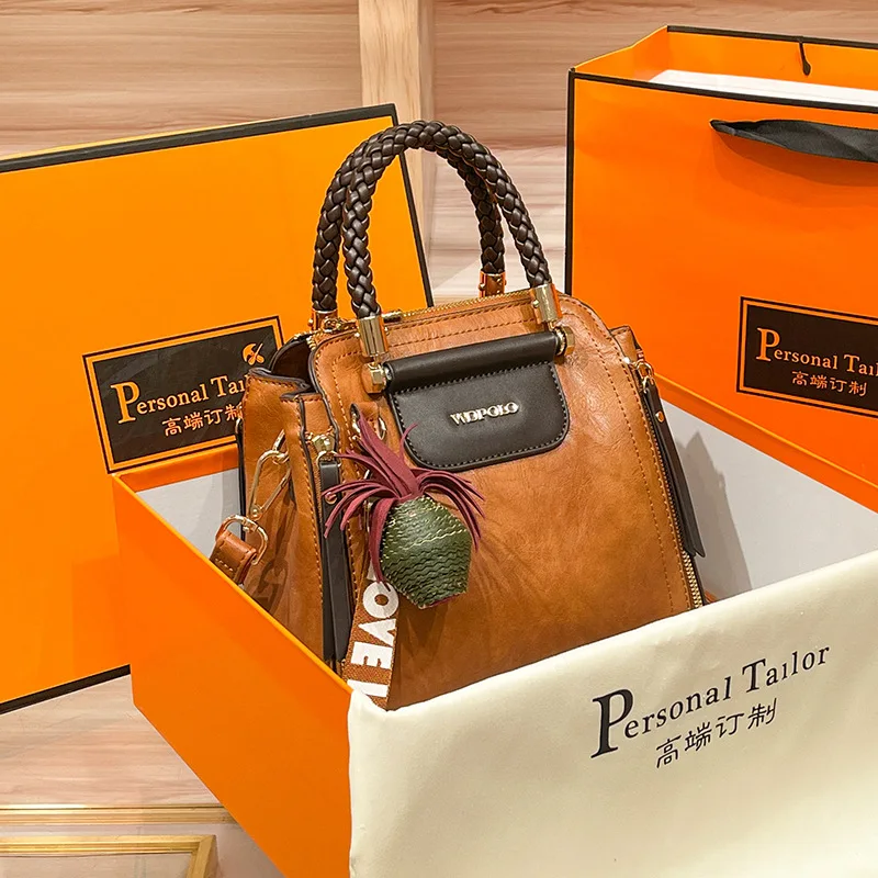 Новая женская кожаная сумка с перекрестными краями, искусственная роскошь, модная и универсальная. Мода в этом году
Новая женская кожаная сумка с перекрестными краями, искусственная роскошь, модная и универсальная. Мода в этом году