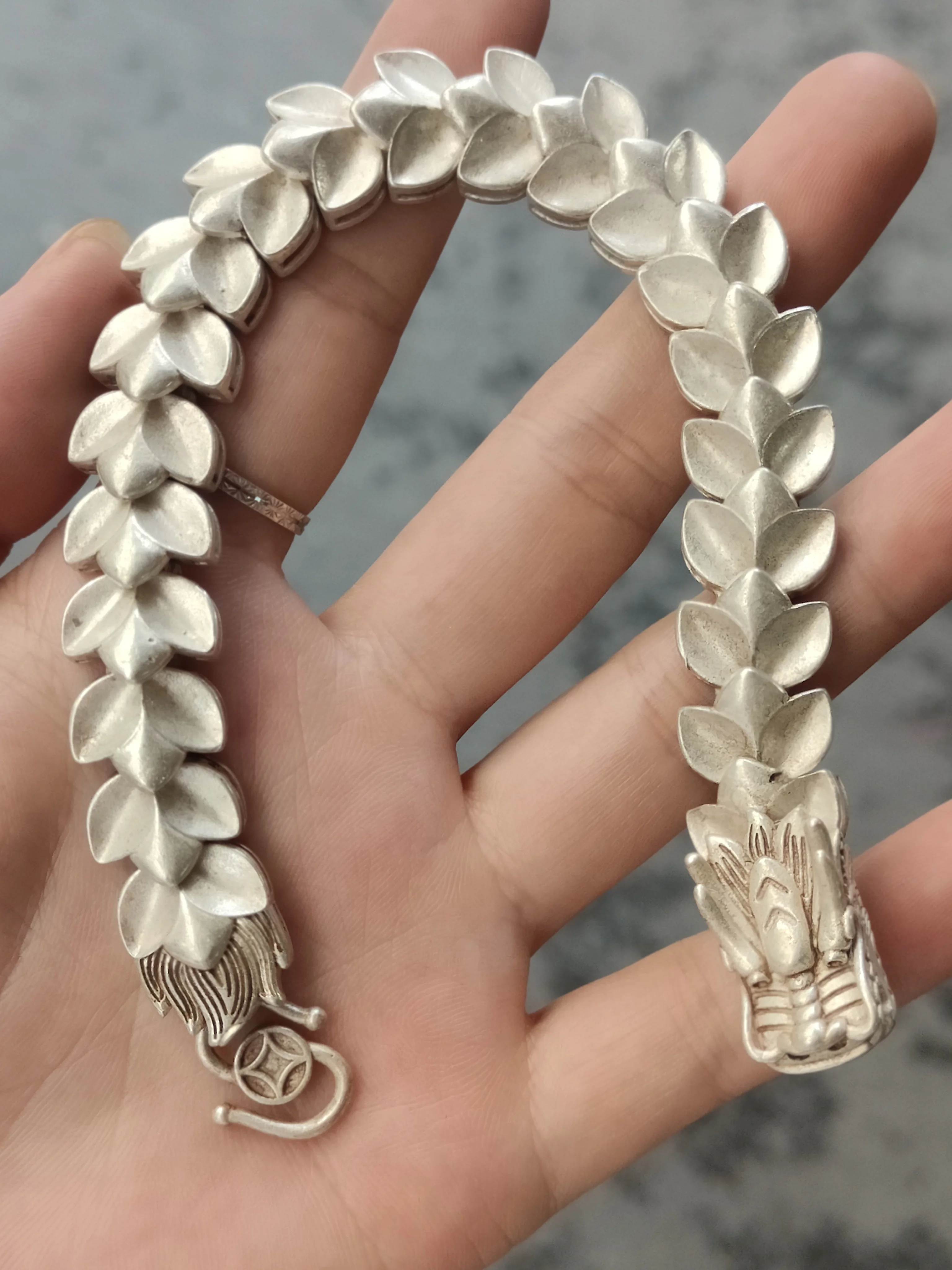 Chinese Tibetan silver classical keel bracelet Zodiac dragon fashion jewelry gift bracelet
Chinese Tibetan silver classical keel bracelet Zodiac dragon fashion jewelry gift bracelet