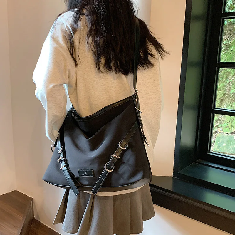 Women's New Large Capacity Oxford Cloth Single-Shoulder Bag Fashion Commuting Crossbody Bags Unisex Personality Storage Satchel
Women's New Large Capacity Oxford Cloth Single-Shoulder Bag Fashion Commuting Crossbody Bags Unisex Personality Storage Satchel