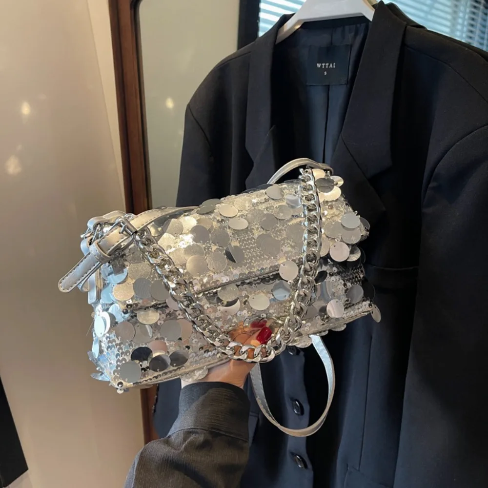 Маленькая женская сумка на цепочке, модная сумочка на плечо во французском стиле черного и серебристого цвета, индивидуальный тоут, маленькая квадратная пляжная сумка для отпуска 
Маленькая женская сумка на цепочке, модная сумочка на плечо во французском стиле черного и серебристого цвета, индивидуальный тоут, маленькая квадратная пляжная сумка для отпуска