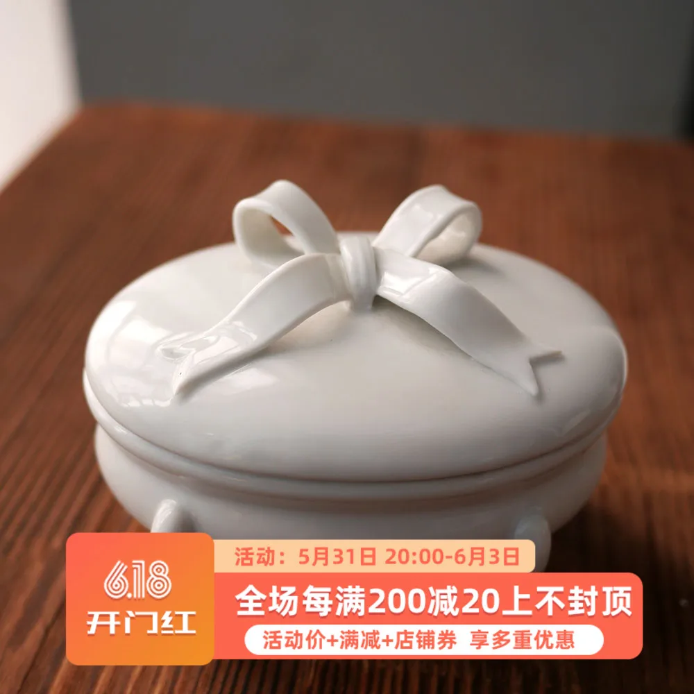 European white bow tie European four leg French storage box / antique ceramic jewelry box
European white bow tie European four leg French storage box / antique ceramic jewelry box