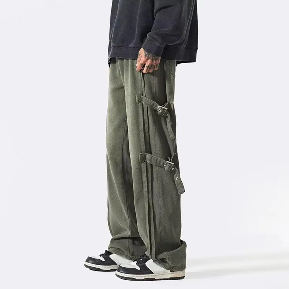 

The style of overalls has a buttoned design on the legs and is full of hip-hop elements.