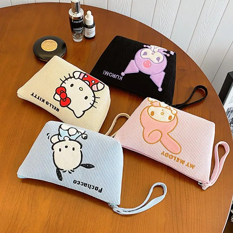 Сумка для хранения Sanrio Kawaii Mymelody Kuromi Hellokitty полачко Вельветовая водонепроницаемая сумка мультяшная портативная косметичка для девушек
Сумка для хранения Sanrio Kawaii Mymelody Kuromi Hellokitty полачко Вельветовая водонепроницаемая сумка мультяшная портативная косметичка для девушек