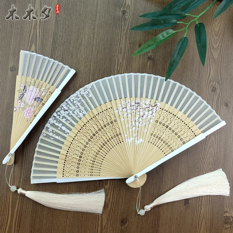 Antiquity Folding Fan Chinese Classical Sprinkle Gold Silver Exquisite Hand Fan Hanfu Cheongsam Ventilador Catwalk Photo Props
Antiquity Folding Fan Chinese Classical Sprinkle Gold Silver Exquisite Hand Fan Hanfu Cheongsam Ventilador Catwalk Photo Props