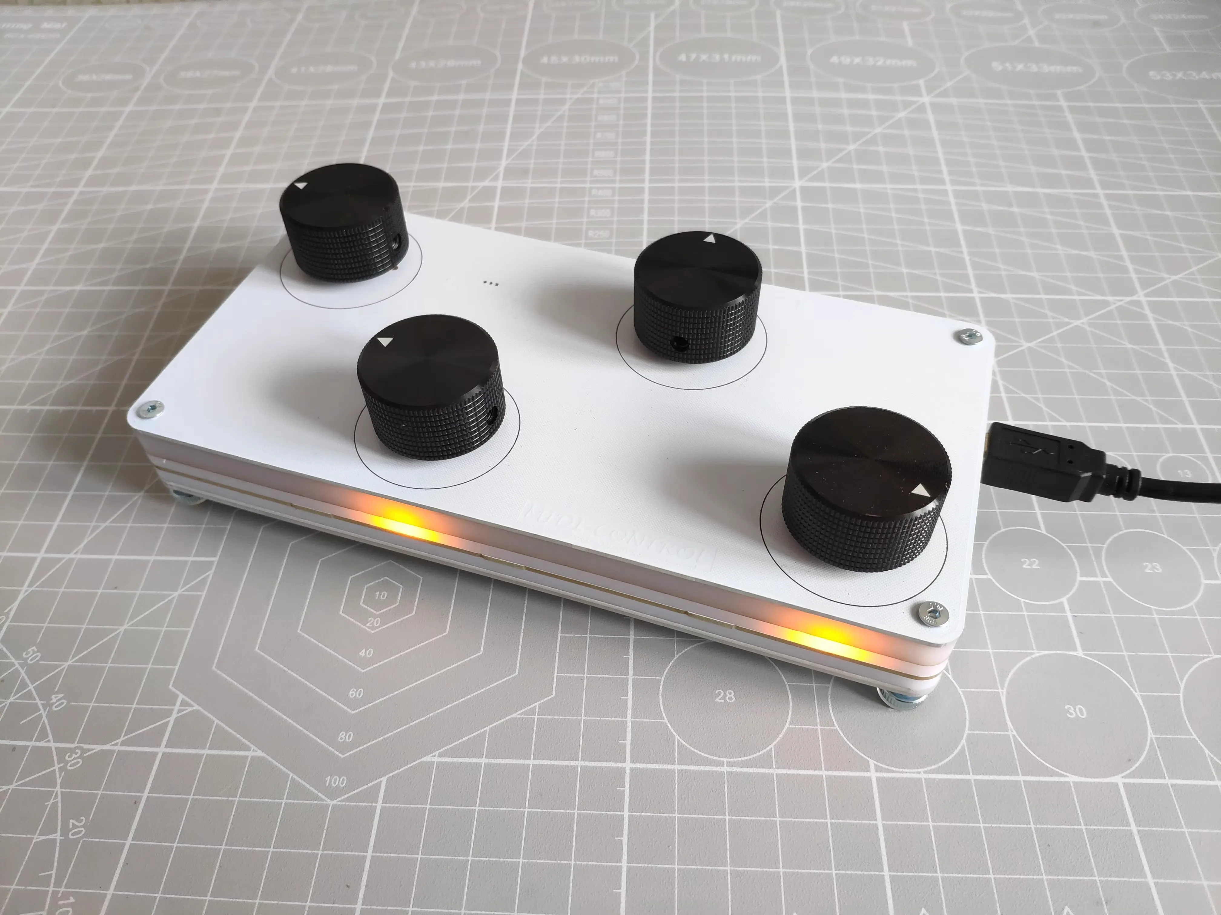 FLStudio Arranger Mixing Effects Fruit Mixer Controller Electric Fader Knob MIDI Controller
FLStudio Arranger Mixing Effects Fruit Mixer Controller Electric Fader Knob MIDI Controller