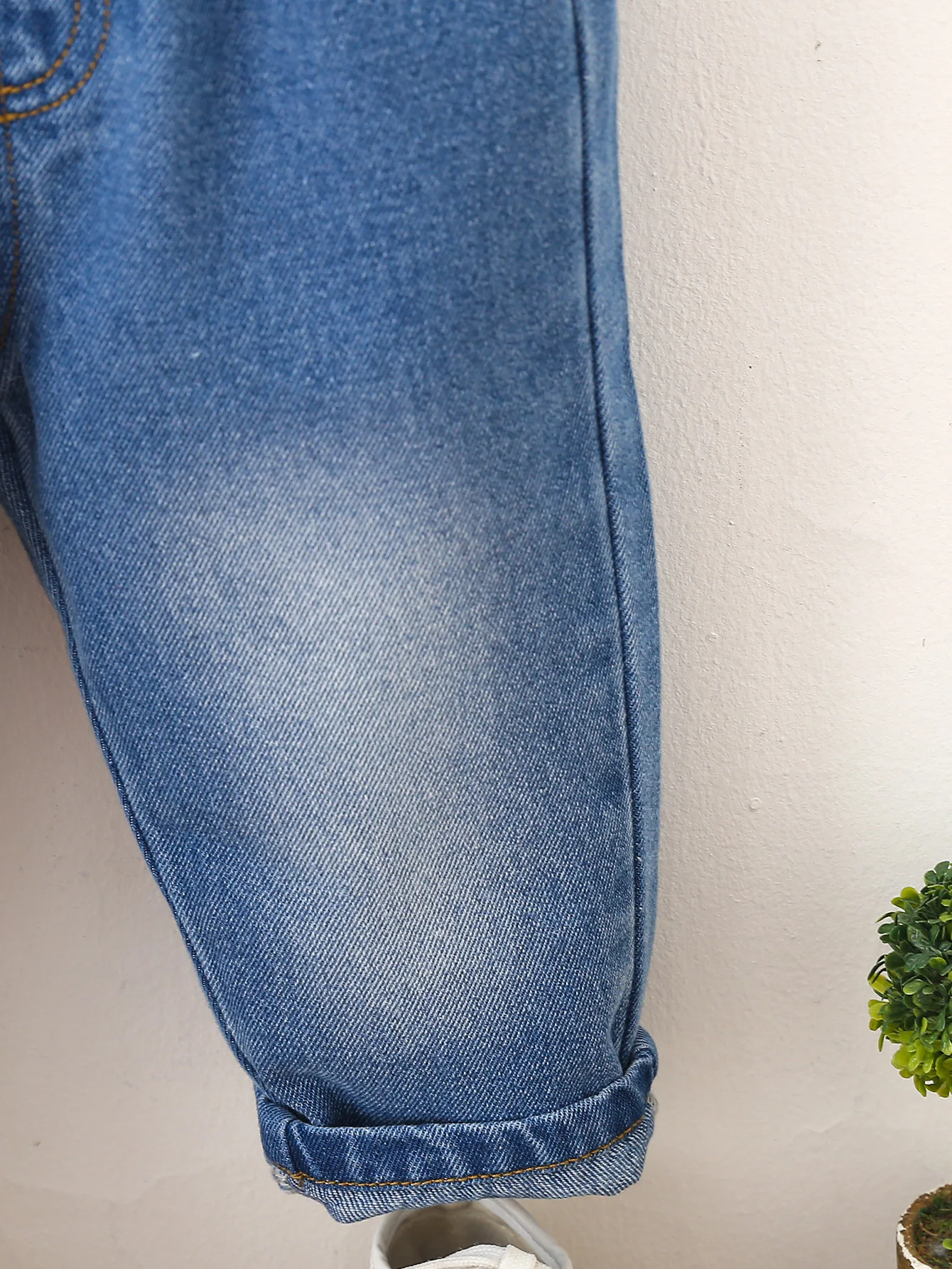 نمط اتجاهي رائج البيع للأولاد والبنات، بنطال جينز عصري وبسيط بلون سادة مع بنطال ضيق، طراز كاجوال نمط اتجاهي رائج البيع للأولاد والبنات، بنطال جينز عصري وبسيط بلون سادة مع بنطال ضيق، طراز كاجوال