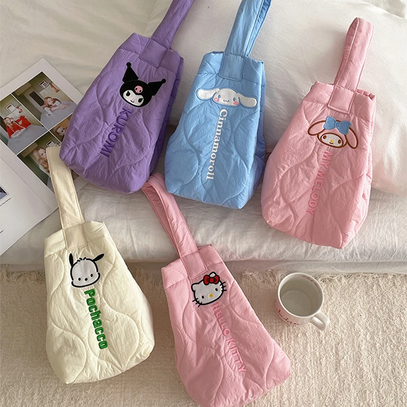 Kawaii Sanrio Сумочка Kuromi Hello Kitty материал Cinnamoroll аниме милая Большая вместительная сумка через плечо косметика для хранения подарки для девочек
Kawaii Sanrio Сумочка Kuromi Hello Kitty материал Cinnamoroll аниме милая Большая вместительная сумка через плечо косметика для хранения подарки для девочек