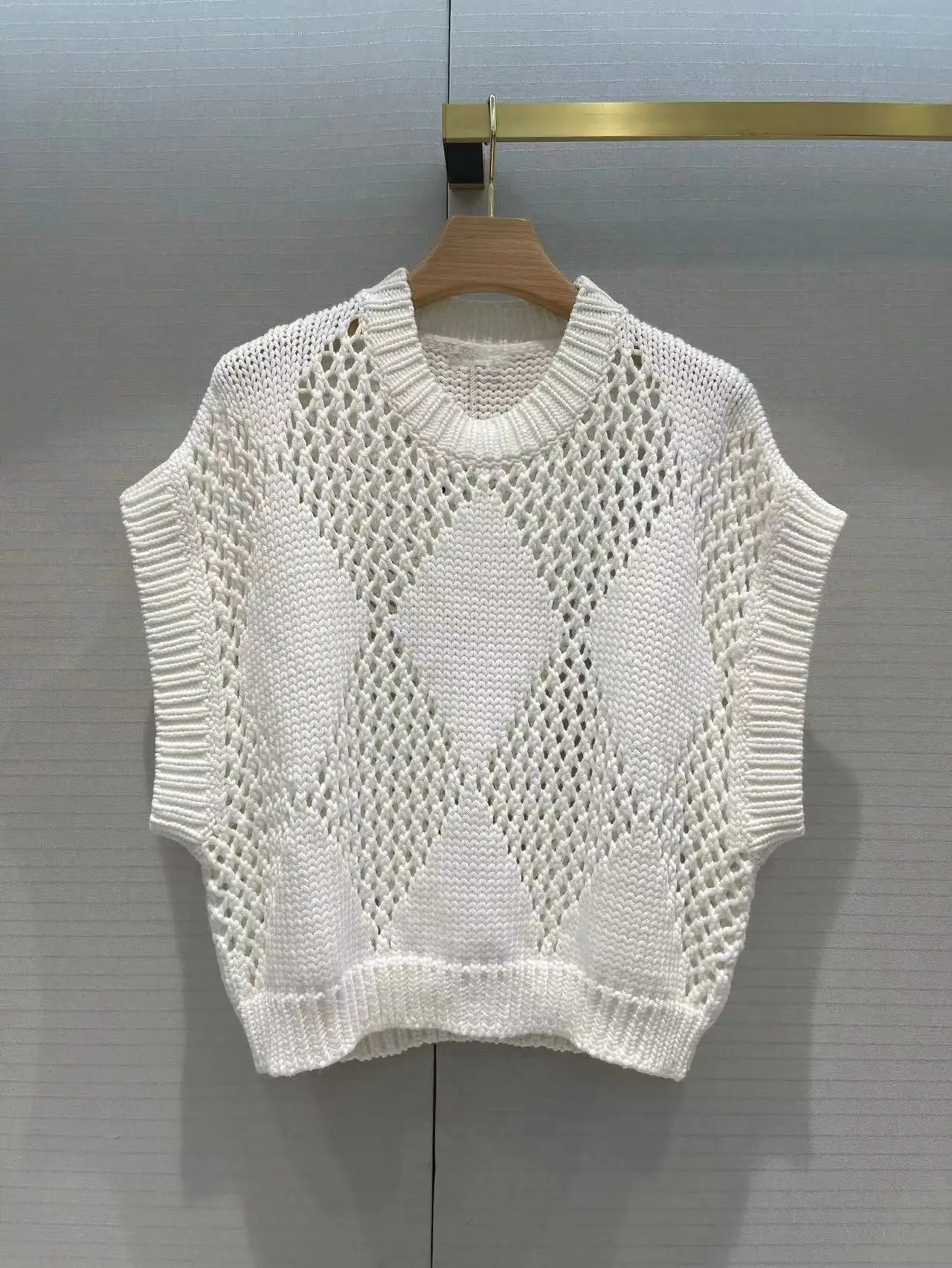 Fyion High Quality Runway Design Vest Sweater Women 2022 Summer Knitted Femme Sleeveless Hollow Out White Sweater
Fyion High Quality Runway Design Vest Sweater Women 2022 Summer Knitted Femme Sleeveless Hollow Out White Sweater