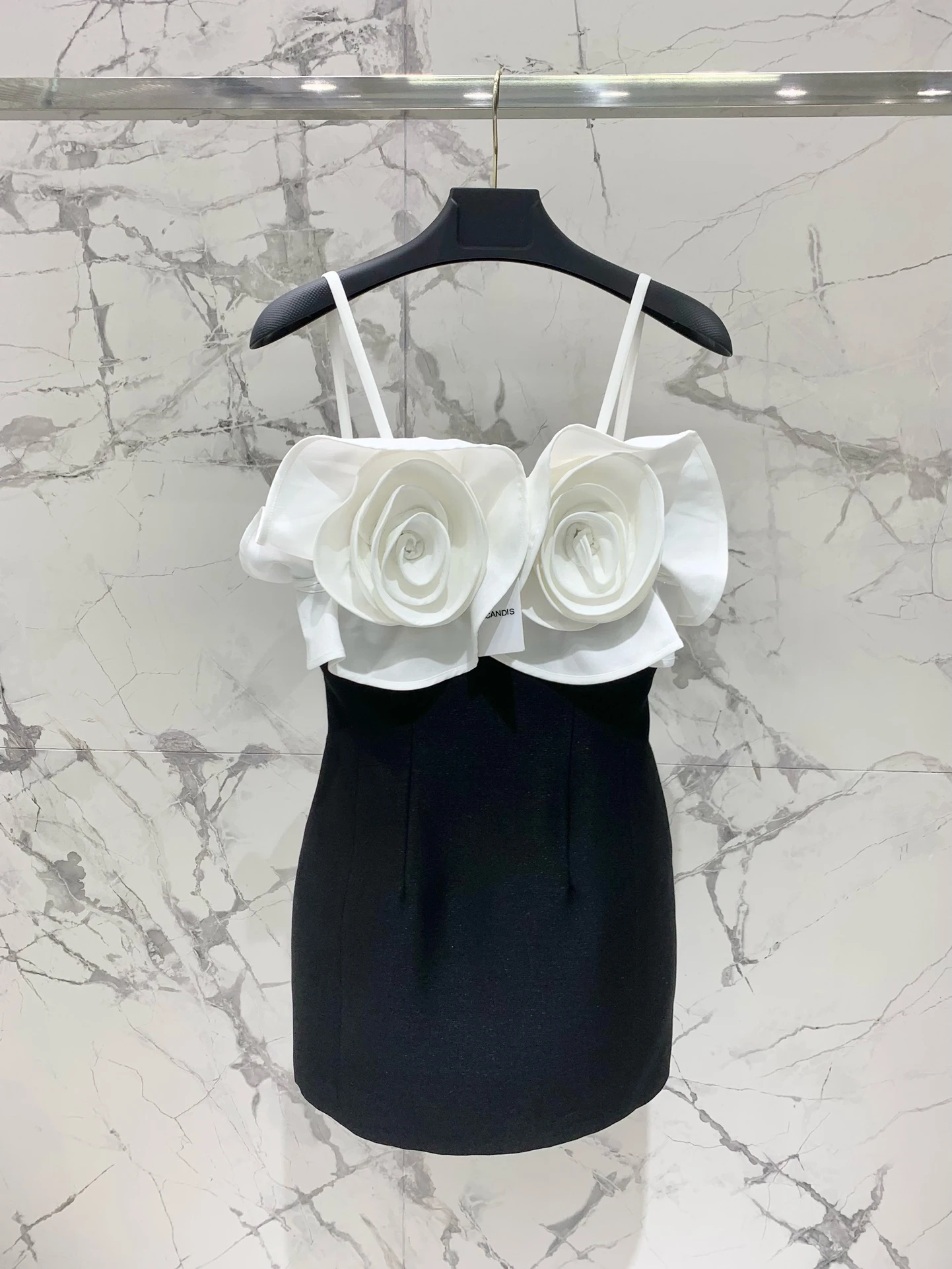 EVACANDIS Women Summer New Tridimensional Floral Spaghetti Strap Mini Dress Sweet Fairycore Sexy Chic Black White Hit Color
EVACANDIS Women Summer New Tridimensional Floral Spaghetti Strap Mini Dress Sweet Fairycore Sexy Chic Black White Hit Color