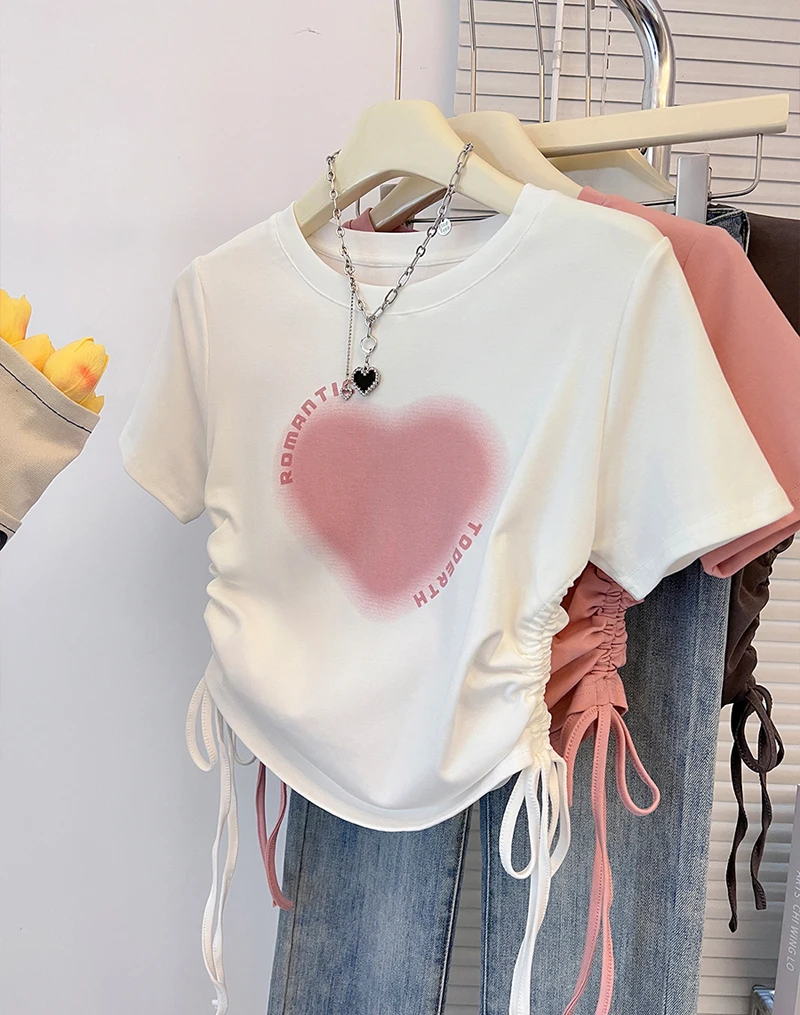 Женский короткий топ с открытой талией Love, летняя новая футболка с коротким рукавом и принтом, маленькая популярная футболка с кулиской на плечах
Женский короткий топ с открытой талией Love, летняя новая футболка с коротким рукавом и принтом, маленькая популярная футболка с кулиской на плечах