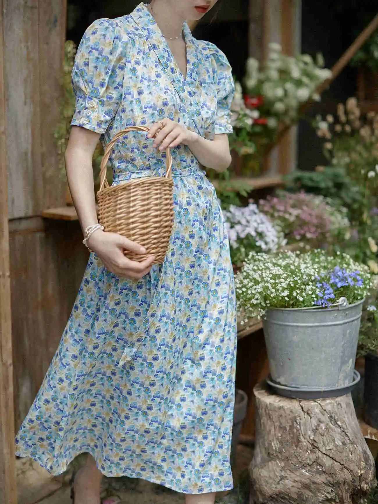 French Art Skirt Light Luxury High end Oil Painting Skirt Bubble Sleeve Wrapped Waist Show Thin V-neck Fragmented Flower
French Art Skirt Light Luxury High end Oil Painting Skirt Bubble Sleeve Wrapped Waist Show Thin V-neck Fragmented Flower