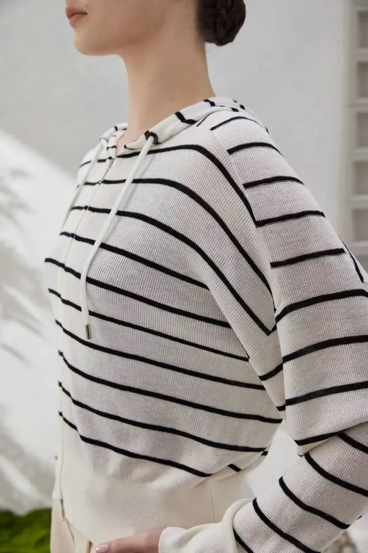 2024 Early Spring New Silk and Linen Blended Hooded Knitted Zipper Striped Commuting Style Short Cardigan Jacket for Women 
2024 Early Spring New Silk and Linen Blended Hooded Knitted Zipper Striped Commuting Style Short Cardigan Jacket for Women