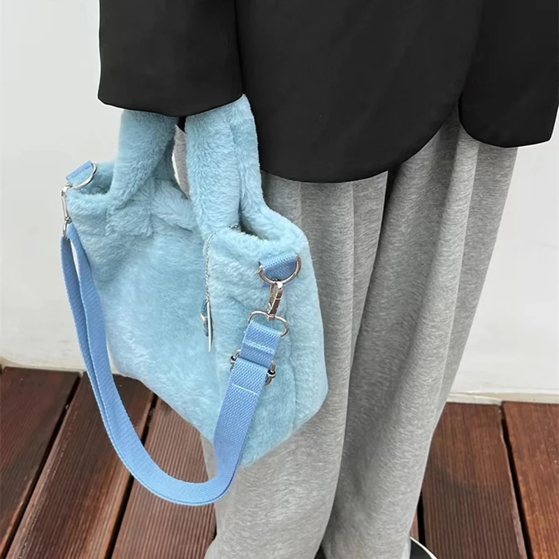 Small Faux Fur Women's Tote Bag Winter Warm Furry Plush Handbag Female Chain Shoulder Crossbody Bag Soft Shopper Purse 2022
Small Faux Fur Women's Tote Bag Winter Warm Furry Plush Handbag Female Chain Shoulder Crossbody Bag Soft Shopper Purse 2022