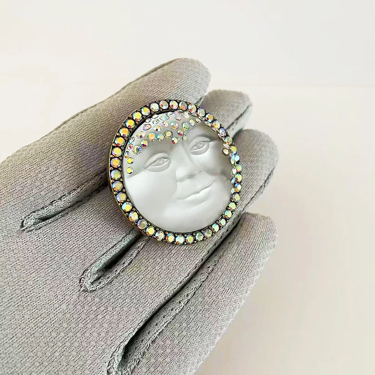 

MITTO FASHION JEWELRIES AND HIGH-END ACCESSORIES RHINESTONES PAVED MOON FACE GODDESS VINTAGE PIN WOMEN DRESS BROOCH