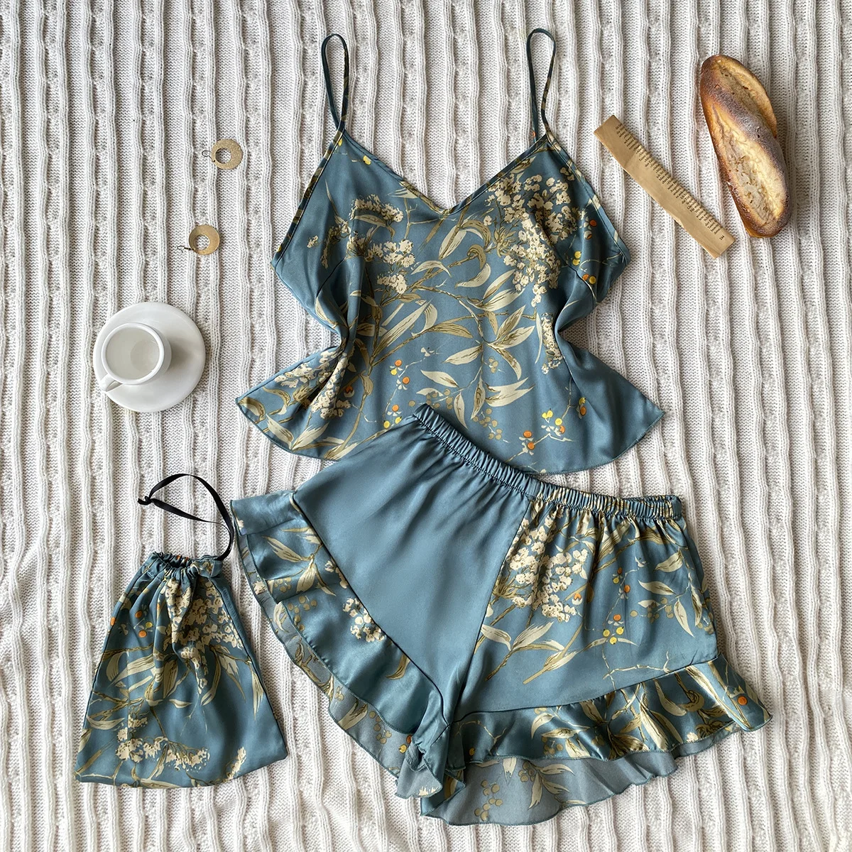Spring And Summer Fashion Printable Shorts Housewear Suit Sexy Slip Dress Two Piece Imitation Silk Comfortable Pajamas
Spring And Summer Fashion Printable Shorts Housewear Suit Sexy Slip Dress Two Piece Imitation Silk Comfortable Pajamas