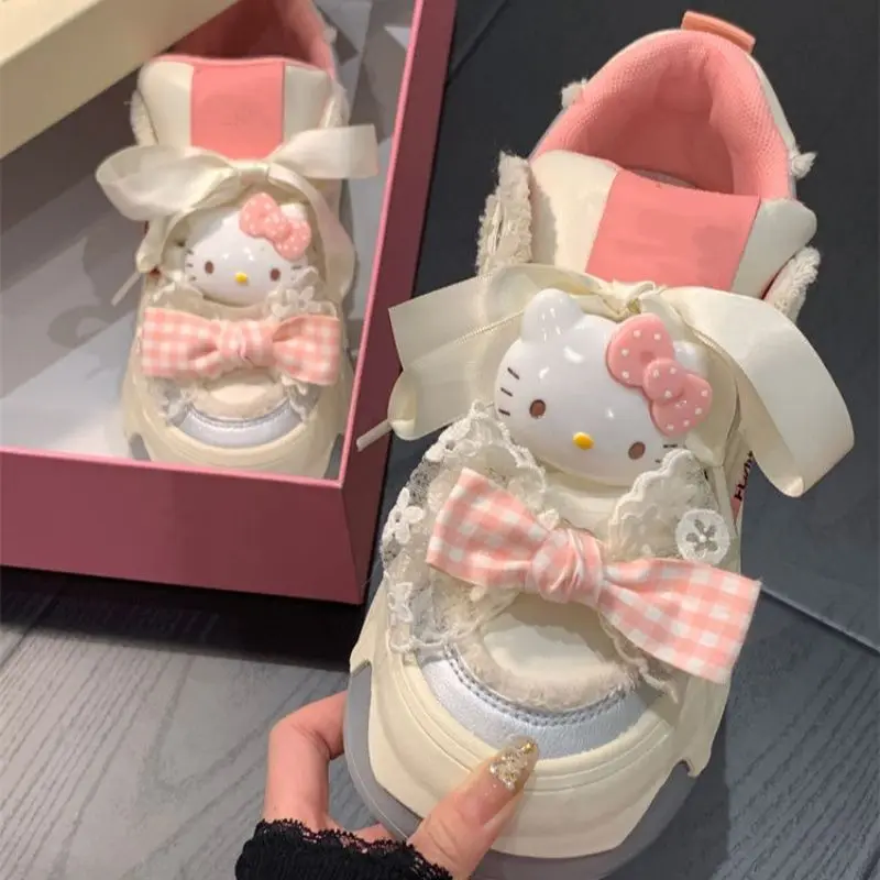 Kawaii Sanrio, Hello Kitty маленькая белая обувь аниме милая мультяшная Студенческая универсальная повседневная обувь удобная спортивная искусственная кожа
Kawaii Sanrio, Hello Kitty маленькая белая обувь аниме милая мультяшная Студенческая универсальная повседневная обувь удобная спортивная искусственная кожа