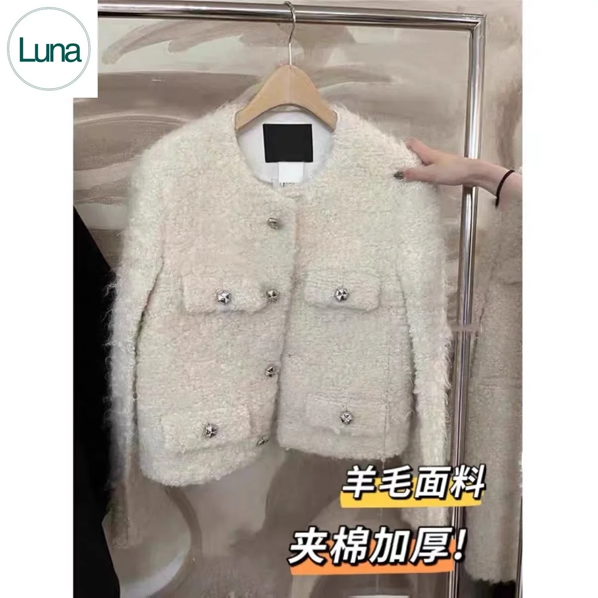 In the winter of 2023style is slim and thickened, and the wool round neck is single-breasted and short tweed coat. 
In the winter of 2023style is slim and thickened, and the wool round neck is single-breasted and short tweed coat.