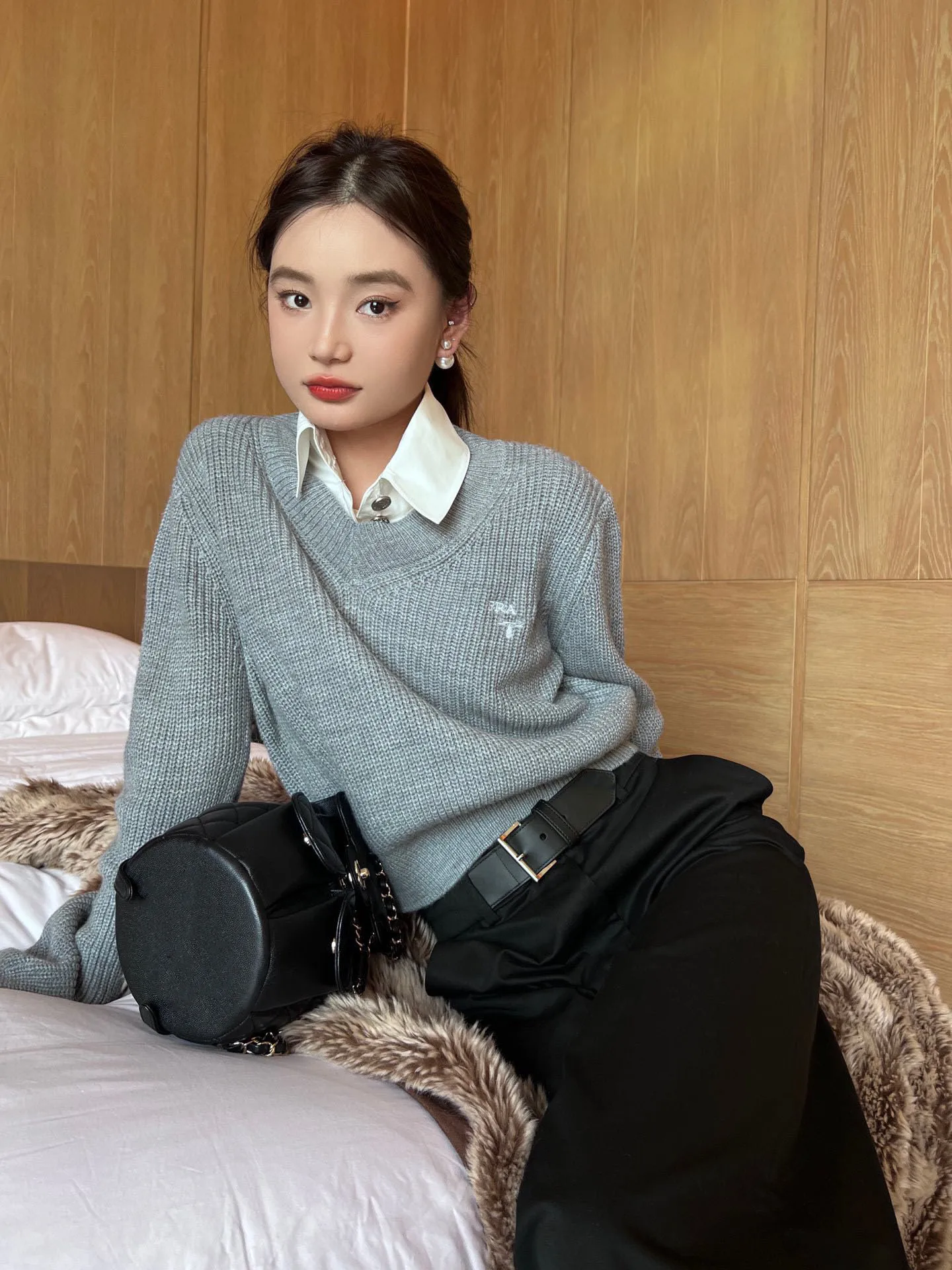 2023 Long Sleeved Autumn And Winter Classic Fashionable Letter Jacquard Versatile Single Piece V-Neck Fake Two Piece Knitwear
2023 Long Sleeved Autumn And Winter Classic Fashionable Letter Jacquard Versatile Single Piece V-Neck Fake Two Piece Knitwear