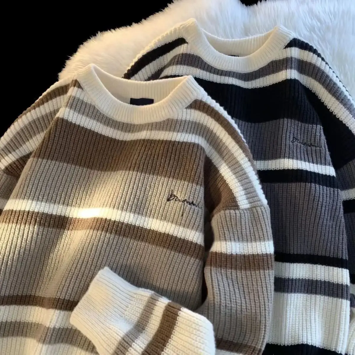 Autumn and winter striped sweater men's Japanese soft milk round neck sweater fashion loose lazy outside wearing lovers' top
Autumn and winter striped sweater men's Japanese soft milk round neck sweater fashion loose lazy outside wearing lovers' top