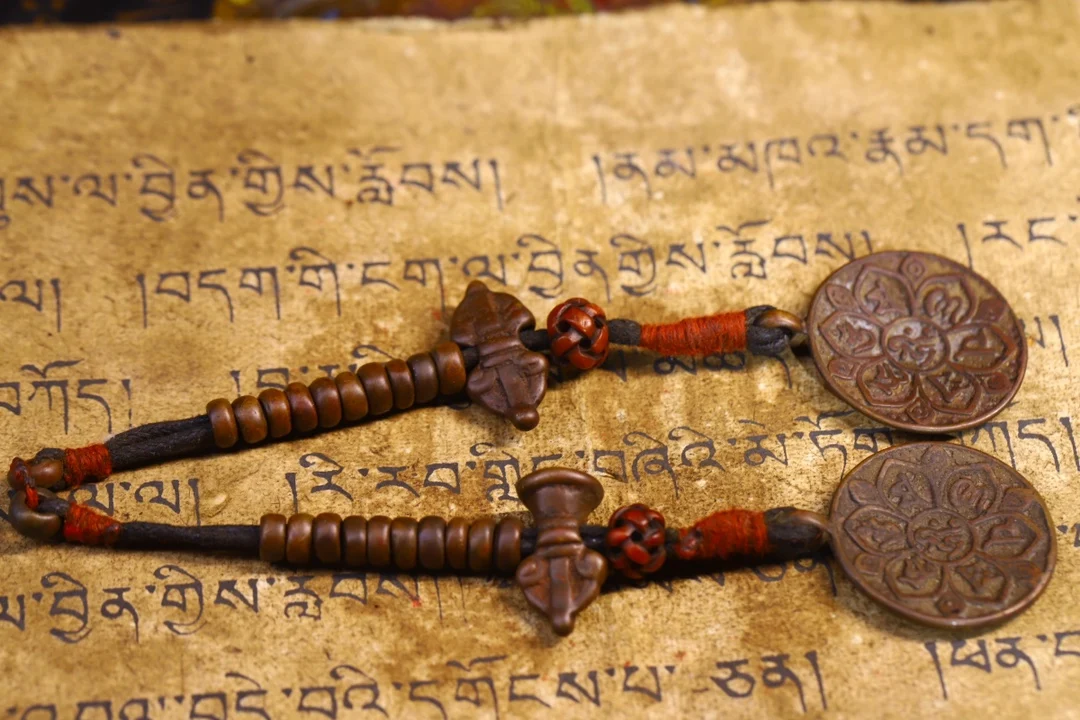 5"Tibet Temple Collection Old Bronze Cinnabar Buddha Bead Vajra Necklace Buddhist Counter Pendant Amulet Dharma Town house
5"Tibet Temple Collection Old Bronze Cinnabar Buddha Bead Vajra Necklace Buddhist Counter Pendant Amulet Dharma Town house