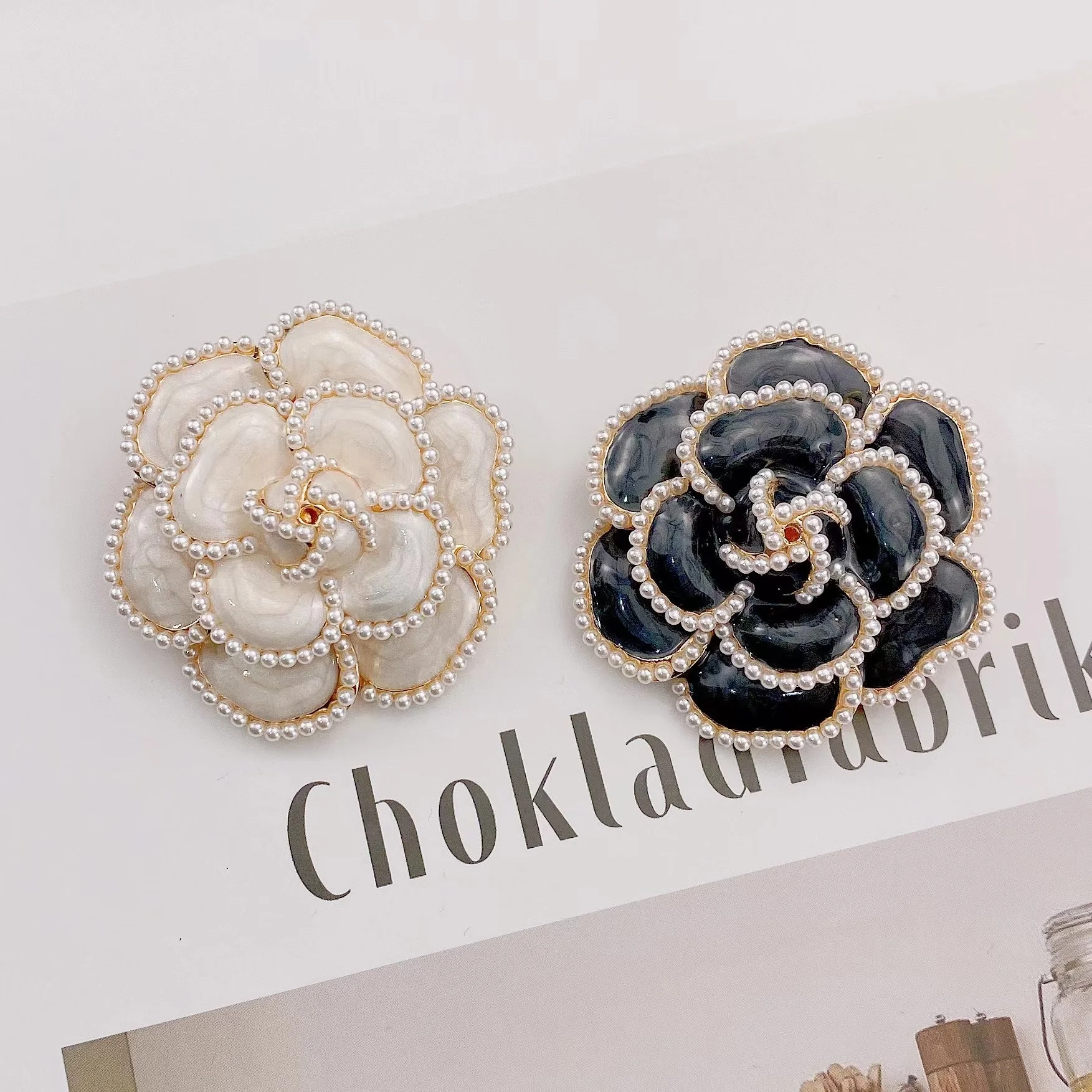 

Exquisite Korean Pearl Camellia Brooch Flower Scarf Buckles Alloy Oil Dripping Jewelry Pins Suit Jack Wedding Clothing Brooches