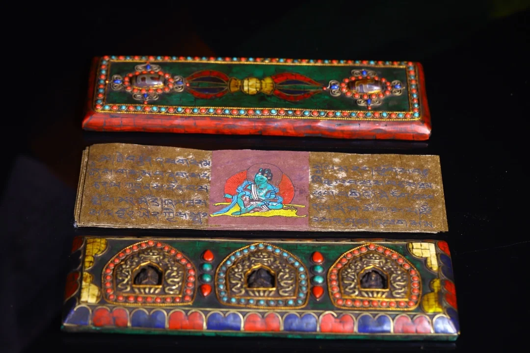 9"Tibetan Temple Collection Old Scripture mosaic Turquoise Dzi Bead Buddhist niche Buddha old scriptures chanting Dharma
9"Tibetan Temple Collection Old Scripture mosaic Turquoise Dzi Bead Buddhist niche Buddha old scriptures chanting Dharma