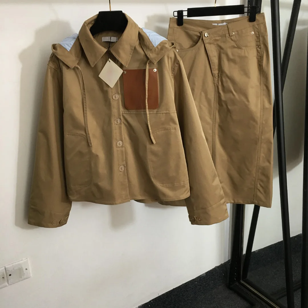Women Luxury Trench Coat Nylon Patchwork Leather Pocket Letter Jacket Hip-covering Skirt Set Khaki 2PCS Suit Fashion Clothing
Women Luxury Trench Coat Nylon Patchwork Leather Pocket Letter Jacket Hip-covering Skirt Set Khaki 2PCS Suit Fashion Clothing