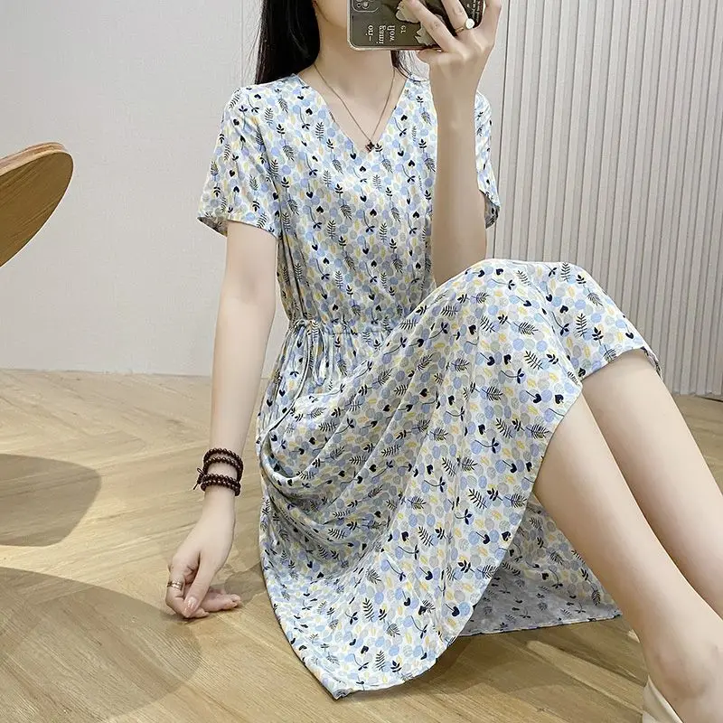2024 New Women Summer V-neck Loose Dresses Female Short-sleeved Floral Print Dress Ladies Long Casual A-line Vestidos M151
2024 New Women Summer V-neck Loose Dresses Female Short-sleeved Floral Print Dress Ladies Long Casual A-line Vestidos M151