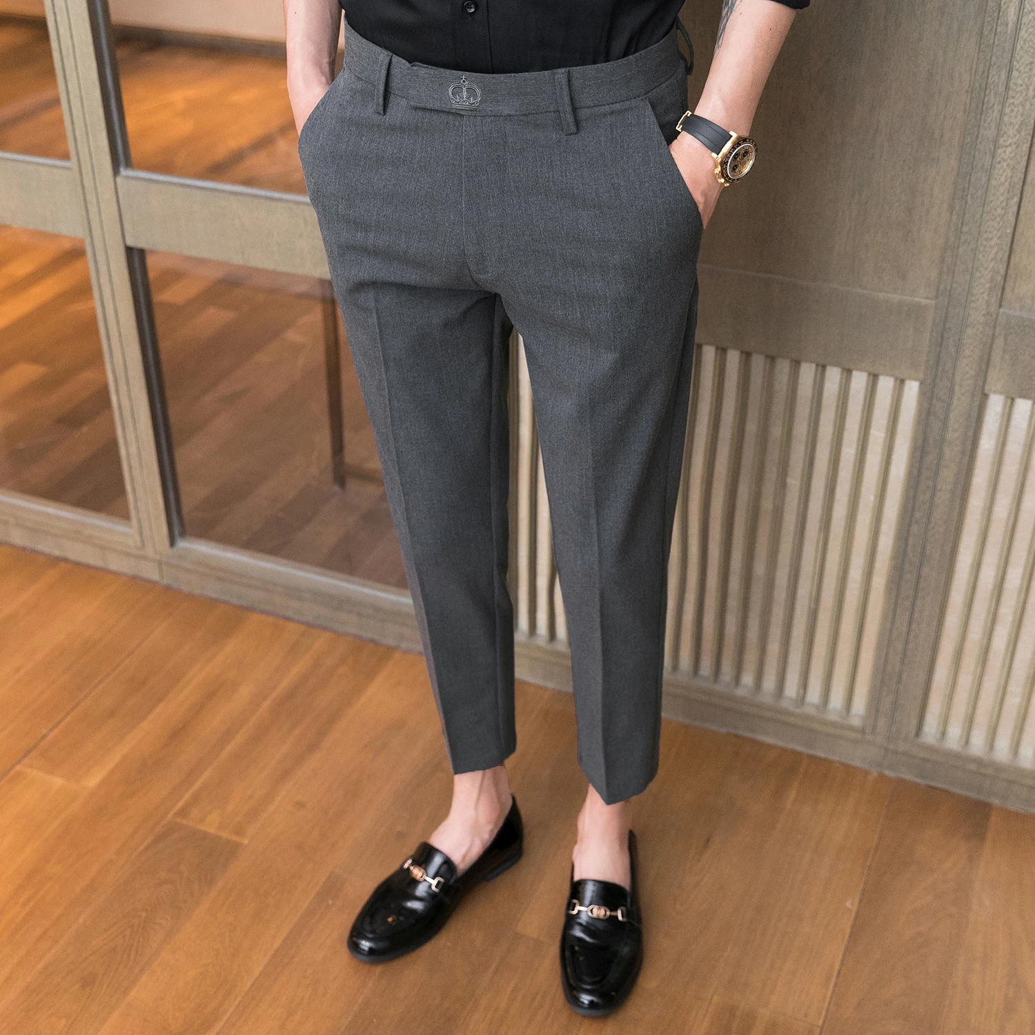 2021 Summer Casual Pants Men Slim Fit Business Dress Pants Crown Embroidery Office Social Streetwear Ankle Length Trousers Gray
2021 Summer Casual Pants Men Slim Fit Business Dress Pants Crown Embroidery Office Social Streetwear Ankle Length Trousers Gray
