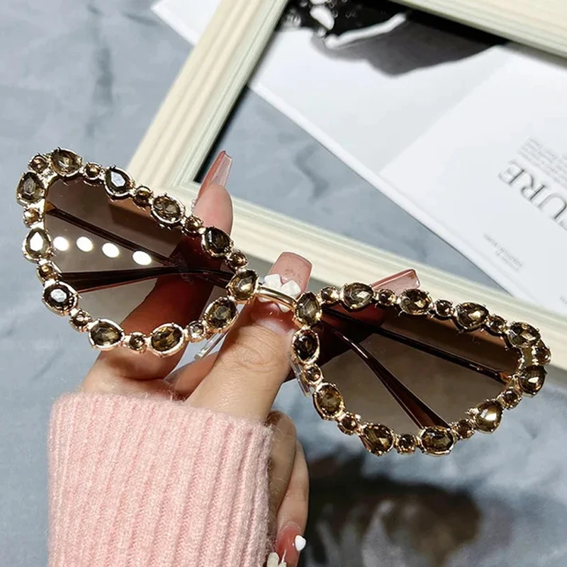 Crystal Cat Eye Sunglasses Metal Frame Design Vintage Women Eyewear Gradient Lens Diamond Shades Party Glasses UV400
Crystal Cat Eye Sunglasses Metal Frame Design Vintage Women Eyewear Gradient Lens Diamond Shades Party Glasses UV400