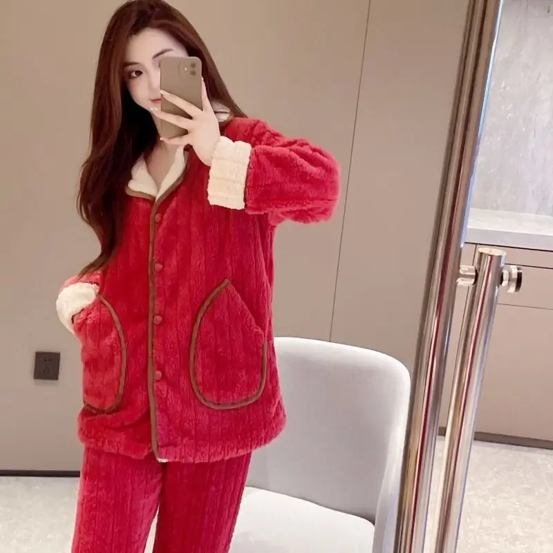 Coral fleece pajamas female padded thickened warm middle-aged ladies can be worn outside the winter two-piece facecloth homewear
Coral fleece pajamas female padded thickened warm middle-aged ladies can be worn outside the winter two-piece facecloth homewear