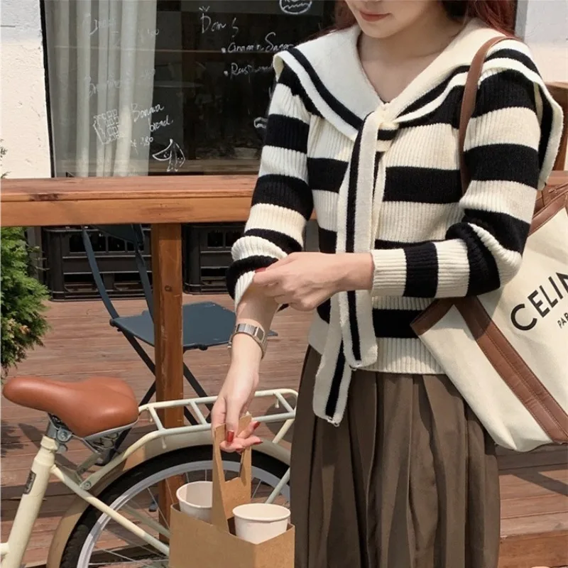 2023 new age-reducing fishtail autumn and winter women's design sense navy neck sweater knitted cardigan
2023 new age-reducing fishtail autumn and winter women's design sense navy neck sweater knitted cardigan