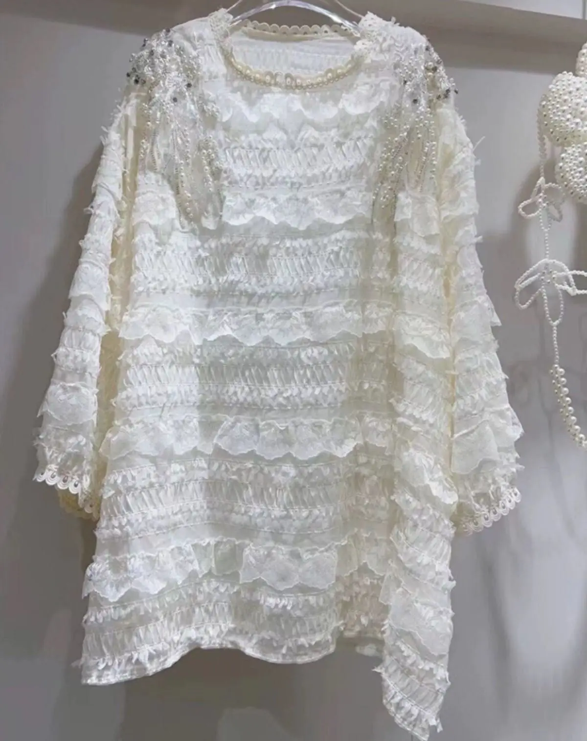 Diamonds Pearl Decoration Ruffle Patchwork White Lace Shirt Blouse Women Long Sleeve Loose Blusas 2023 Autumn New Fashion Top
Diamonds Pearl Decoration Ruffle Patchwork White Lace Shirt Blouse Women Long Sleeve Loose Blusas 2023 Autumn New Fashion Top