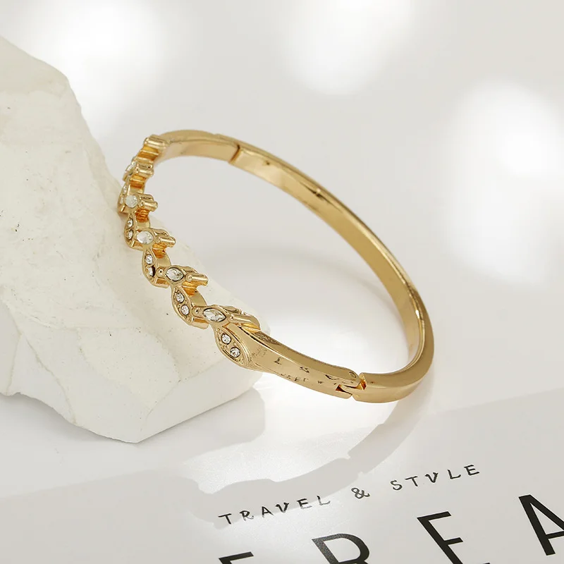 

SOAR EAST Gold Color Personalized Leaf Style Bracelet Inlay with Fine Jewelry Unique Design For Women Bangles Accessories