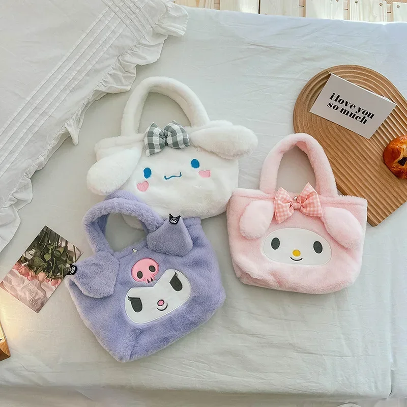 Kawaii Sanrioed Anime Cartoon series Kuromi Cinnamoroll Kawaii Plush Handbag Cute Plush Lunchbox Bag Plush Shoulder Bag Gift
Kawaii Sanrioed Anime Cartoon series Kuromi Cinnamoroll Kawaii Plush Handbag Cute Plush Lunchbox Bag Plush Shoulder Bag Gift