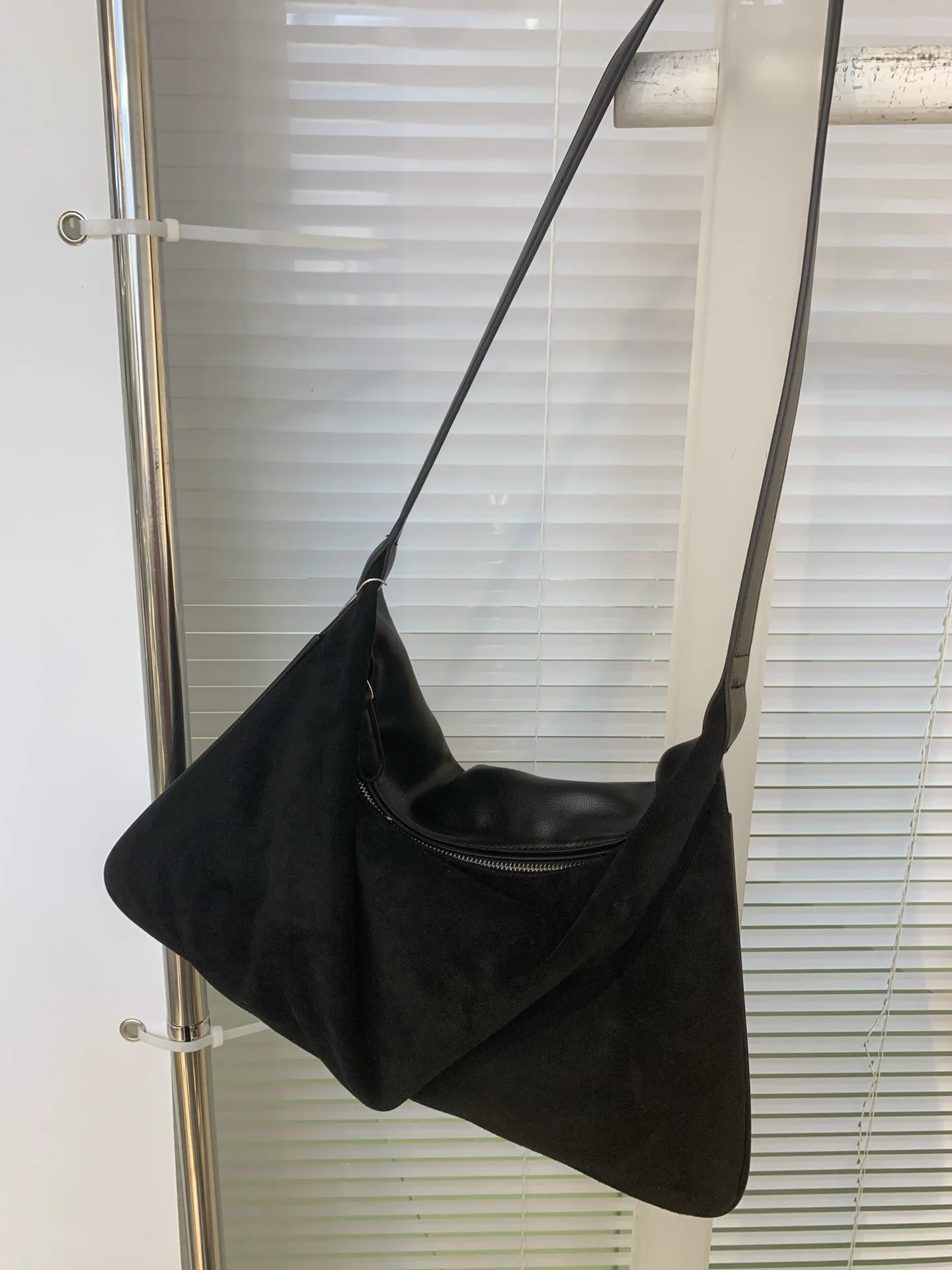 Korean version retro simple frosted leather underarm handbag and versatile new autumn/winter 2023 French stick bag
Korean version retro simple frosted leather underarm handbag and versatile new autumn/winter 2023 French stick bag