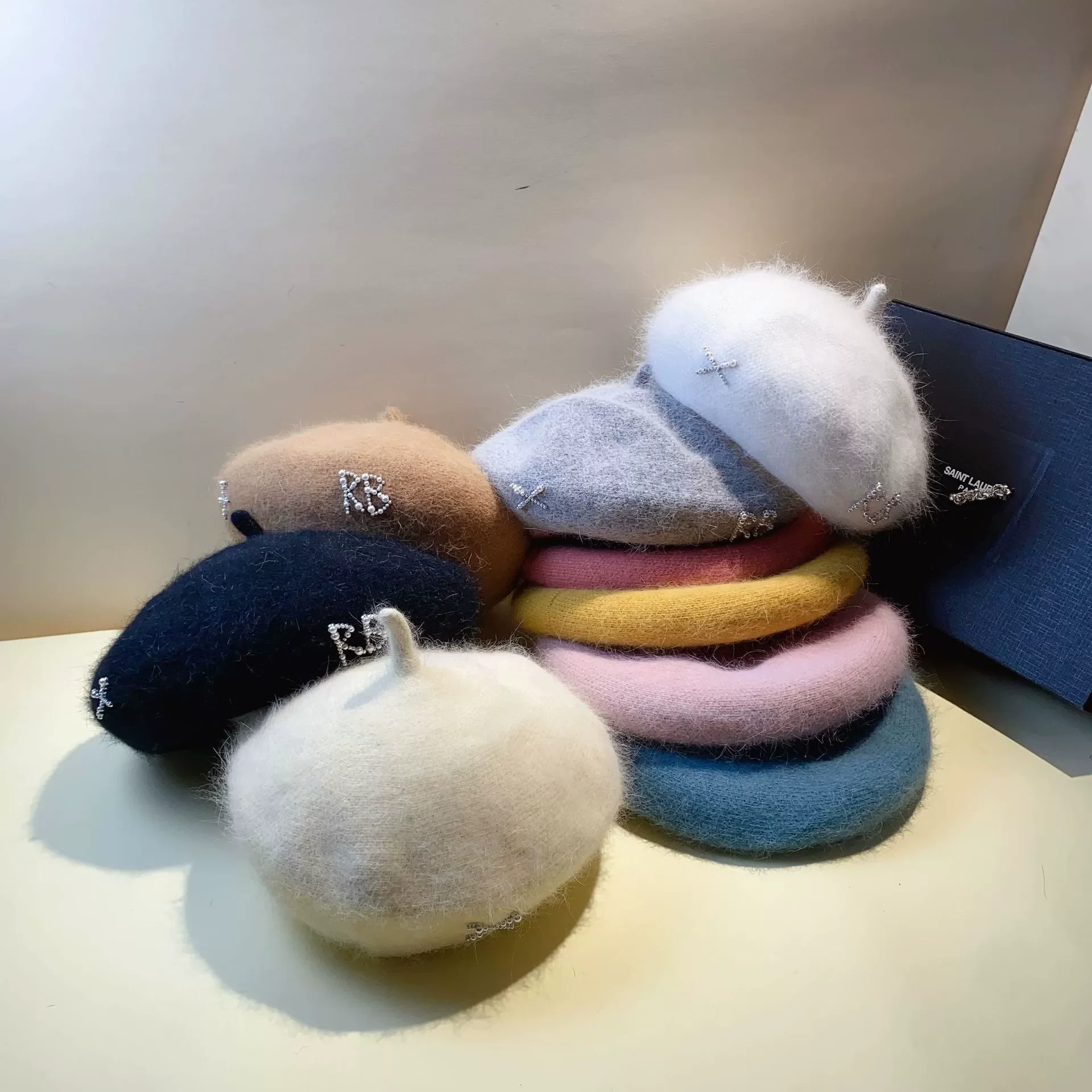 Женский берет из ангорской шерсти Pearl RB, осенне-зимний Корейский Универсальный японский художественный берет для отдыха
Женский берет из ангорской шерсти Pearl RB, осенне-зимний Корейский Универсальный японский художественный берет для отдыха