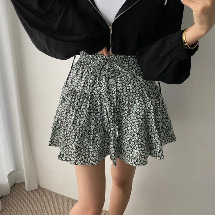 South Korea ins summer new fashion hundred matching small man leg long pleated age reduction small floral half culottes women
South Korea ins summer new fashion hundred matching small man leg long pleated age reduction small floral half culottes women