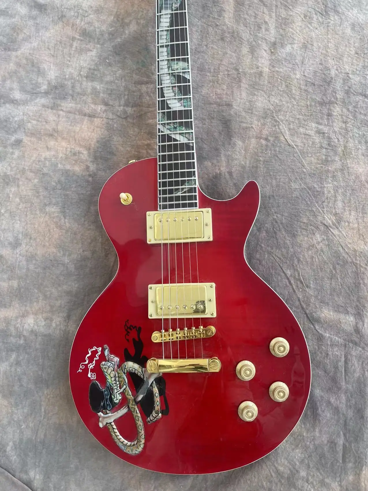 Электрическая гитара Red snake six string LP в нашем магазине можно настроить любой стиль