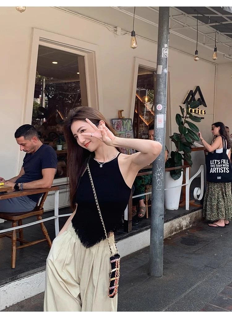 Knitted small camisole vest outside female Slim new design sense niche hanging neck tassel tops
Knitted small camisole vest outside female Slim new design sense niche hanging neck tassel tops