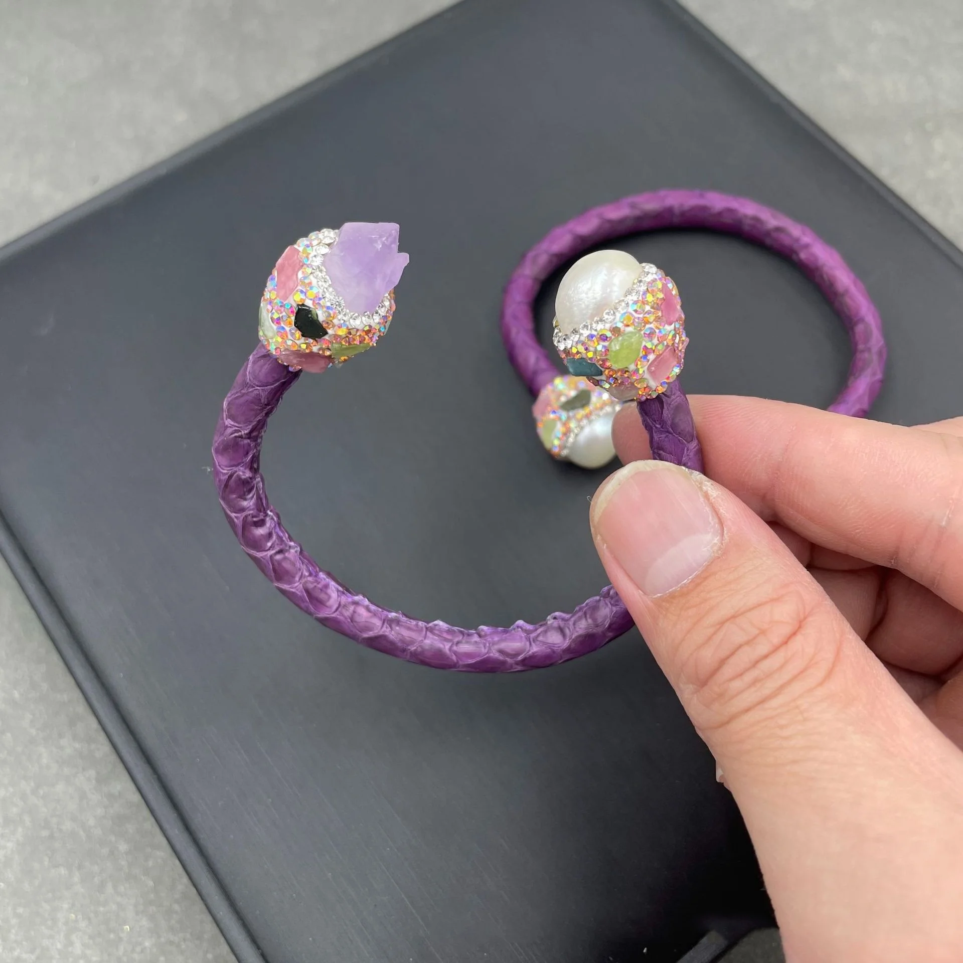 MVB057 2024 Trendy Style Retro Amethyst And Pearl Leather Bracelet Tourmaline Inlaid Personalized Fashion Jewelry
MVB057 2024 Trendy Style Retro Amethyst And Pearl Leather Bracelet Tourmaline Inlaid Personalized Fashion Jewelry