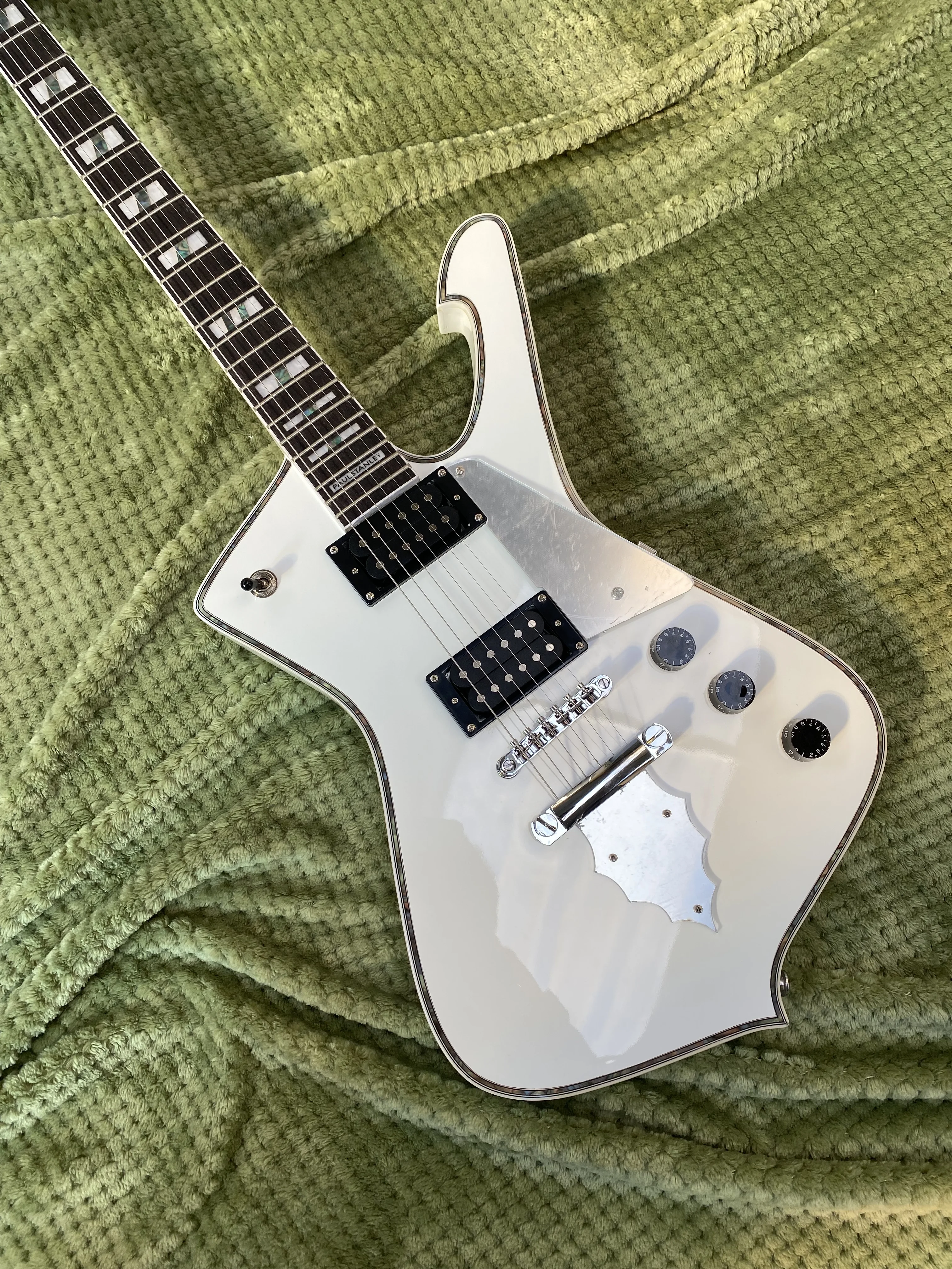 Iceman Paul Stanley uses style white mirror electric guitar picket abalone body bound chrome hardware
Iceman Paul Stanley uses style white mirror electric guitar picket abalone body bound chrome hardware